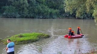 Un băiat de 14 ani s-a înecat în apele Prutului: trupul neînsufleţit, găsit după 3 ore. Prietenii lui au încercat în zadar să-l salveze