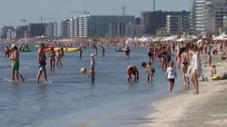 Românii au fugit de caniculă şi au invadat plajele de pe litoral. Nici preţurile nu-i sperie: "Am intrat în apă, am ieşit şi tot aşa"