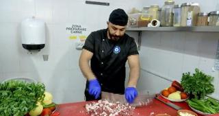 Carnea pentru kebap, tocată cu iataganul într-un restaurant de pe litoralul românesc. Reţetele orientale i-au cucerit pe turişti