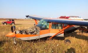 Aterizare forţată pe aeroportul din Tuzla: în avionul civil se aflau pilotul şi 6 paraşutişti. Două persoane, transportate la spital