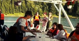 Gastronomie pe lacul Colibiţa. Cât au plătit turiştii pentru experienţa unică