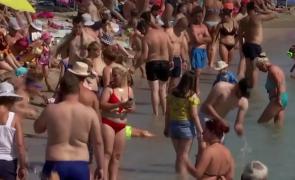 Om lângă om pe plajă, de la prima oră a dimineţii. Cele două staţiuni care au "detronat" Mamaia din top: cât costă şezlongul