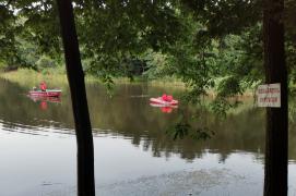 Tânăr mort sub ochii prietenilor, în Neamț. A intrat să se scalde într-un iaz și nu a mai reușit să ajungă la mal