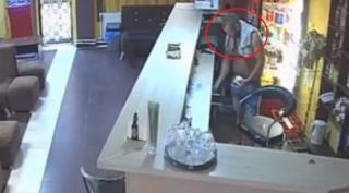 Supărat că barmanița nu i-a dat înapoi banii pierduți la păcănele, un gălățean a jefuit localul, apoi a fugit în pădure