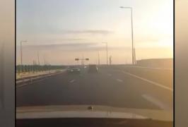 Momentul când un şofer goneşte pe contrasens pe podul de la Brăila. S-a întors în mijlocul drumului pentru a evita în ultima secundă un accident