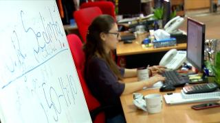 Angajaţii care ar putea avea salariu minim de 4.500 de lei din toamnă. Vor fi însă taxaţi în plus cu 10%