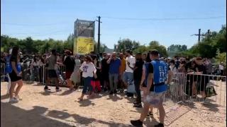 Electric Castle 2023. Festivalul a început cu probleme organizatorice: porţile nu s-au deschis la timp şi au fost cozi lungi la brăţări