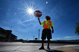 Vreme extremă în lume: medicii din SUA nu mai fac faţă victimelor caniculei. "Dacă te duci la piscină şi calci pe ciment, probabil sunt 60°C"