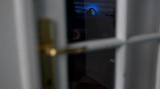 Brățară electronică pentru un tată din Vrancea, ca să nu se mai apropie de fiica adolescentă. Copila a fost bătută în curtea casei și amenințată