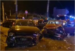 Două maşini făcute zob după ce s-au ciocnit puternic în Constanţa. O persoană încarcerată după ce unul dintre şoferi nu a oprit la stop
