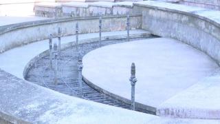 Oraşele în care fântânile arteziene sunt doar de decor, în ciuda caniculei. Unele au ajuns depozit pentru mormane de pietre