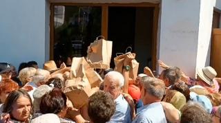 "Ia uitați-vă, fraților!" Zeci de enoriași s-au călcat în picioare pentru o icoană şi o pungă cu mâncare, la o biserică din Pitești