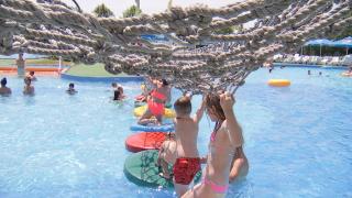 Pericolele ascunse din piscină. De ce nu trebuie copiii să înghită apa din bazine chiar și din greșeală