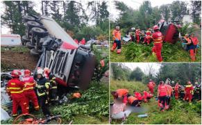 "Asta mică a ieşit pe contrasens". Dezastru cu doi morți pe un drum din Suceava, după ce o mașină s-a înfipt într-un TIR încărcat cu piatră