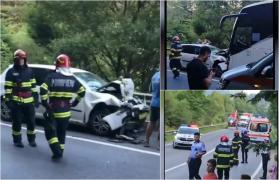 Trei persoane, printre care un copil, rănite grav într-un accident pe Valea Prahovei. Maşina lor s-a izbit puternic într-un autocar plin cu călători