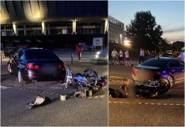 Un motociclist a fost aruncat pe asfalt, după ce s-a izbit cu viteză de o maşină, în Cluj-Napoca. Bărbatul, transportat la spital