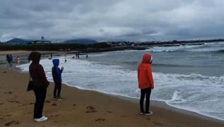 Tineri văzuți luând la pas o plajă irlandeză, după ce baloți mari cu droguri ar fi ajuns la mal. Confruntați de polițiști, au spus doar că vor să ajute la căutări