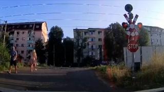 Inconștiență la o trecere a căii ferate din Iași. O cameră de bord a filmat cum șoferi și pietoni își pun viaţa în pericol