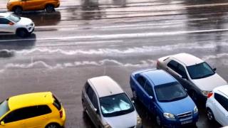 Unul dintre cele mai poluate oraşe din România, acoperit de o spumă albă după vijelii. "Poluanţi pe care îi respirăm tot timpul, nu-i vedem"