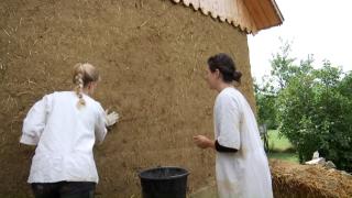 Reacţia studenţilor străini veniţi în Suceava pentru a studia arhitectura tradiţională: "Trebuie să luăm un exemplu"