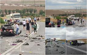 Doi morţi şi doi răniţi, după ce o maşină s-a izbit violent de un TIR, în Constanţa. Bucăţi din autoturism, împrăştiate pe zeci de metri