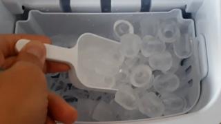 Aparatul care îi face pe români să renunțe la punga pentru gheaţă sau tăvile de silicon. Produce și 12 kg în 24 de ore