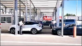 Cozi kilometrice pe sensul de ieşire din ţară în Nădlac. Timpul de aşteptare la coadă a depăşit şi două ore