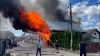 Incendiu puternic în Suceava. Tânăr de 15 ani, în spital cu arsuri grave după ce a fost surprins de flăcări