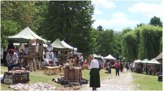Bunătăţi tradiţionale la Târgul Meşterilor din Suceava. Producătorii locali au pus la bătaie bucate alese, pentru toate gusturile şi buzunarele