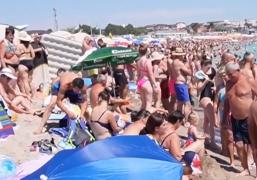 Fenomen neobişnuit pe litoral. Unii turişti evită să mai intre în apă şi se mulţumesc doar cu bronzatul. "Îmi fac curaj şi mă arunc. Asta e"
