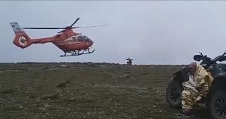 Zi grea pentru salvamontişti, în Prahova: Mai mulţi turişti au sunat la 112 după ce s-au aventurat pe trasee dificile. O femeie, transportată de urgenţă la spital  