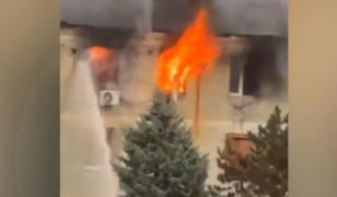 Apartament în flăcări, în Orăştie. Incendiul violent a gonit locatarii din bloc şi a făcut totul scrum