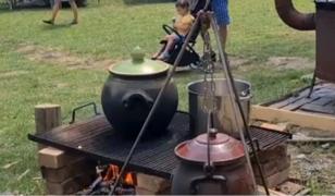 Experiment cu sarmale, 30 gătite în vase de tablă şi 30 în oale de lut. "Gustul nu a fost la fel"