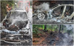 BMW în flăcări, la marginea unei păduri din Harghita. Șoferul a reușit să iasă la timp din mașină