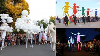 Constanţa, animată de spectacole stradale inedite. Artiştii şi marionetele lor uriaşe au bucurat oamenii cu piese de teatru în aer liber