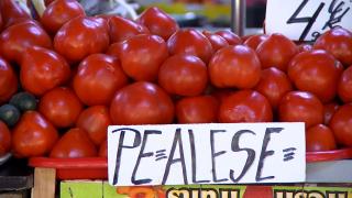 Vânzătorii de iluzii. Cum reuşesc unii comercianţi să te păcălească să cumperi produse "româneşti": "Ia roşia cu 2 lei şi o vinde cu 7"