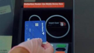 Diferenţele dintre cardul de debit, de credit şi prepaid. La ce trebuie să fim atenţi atunci când deschidem un cont bancar