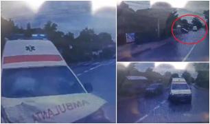 Momentul în care mașina unei șoferițe izbește o ambulanță în misiune, pe care o proiectează mai apoi într-un TIR, pe sensul opus, în Neamț