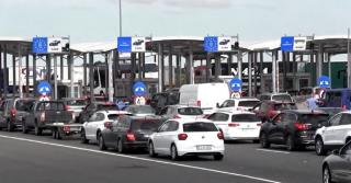 "E dezastru, bătaie de joc!" Cozi uriașe la Vama Nădlac 2, oamenii au așteptat aproape două ore ca să poată ieși din țară