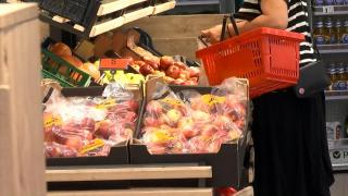 Guvernul n-a "plafonat" şi inventivitatea retailerilor. Cum au ajuns produsele mai scumpe decât înaintea de "marea ieftinire"