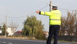 Droguri aruncate pe geamul maşinii, chiar în faţa poliţiei. Cei doi tineri s-au dat de gol la un control de rutină