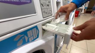 Detergenţii ne curăţă buzunarele. Cu aceiaşi bani, acum spălăm doar jumătate din hainele pe care le curăţam acum doi ani