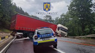 Accident violent în apropiere de Predeal. Doi şoferi au scăpat fără nicio zgârietură, după un impact între un camion și o utilitară
