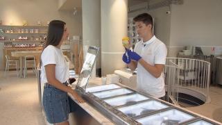 La 17 ani, s-a angajat la o gelaterie din Bucureşti. Ce salariu primeşte pentru programul de 4 ore pe zi