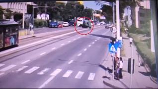 Momentul în care un tramvai loveşte o maşină în Iaşi, după ce şoferul i-a tăiat calea. Un bărbat de 60 de ani, transportat la spital