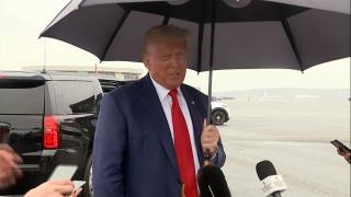 "Este o zi foarte tristă pentru America." Donald Trump a pledat nevinovat în dosarul revoltei de la Capitol. Fostul preşedinte, primit cu proteste