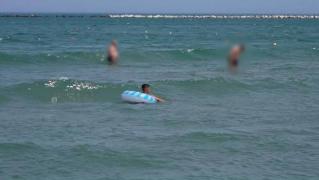 Avertismentul salvamarilor pentru părinții care merg cu copiii la bazin sau pe litoral. Cât de periculos este colacul pentru cei mici