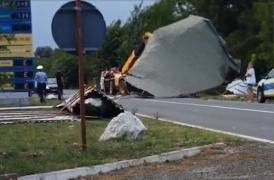 Vestul ţării, "măturat" o furtună violentă. Acoperişul unei benzinării de lângă Timişoara, smuls de vântul ce bate cu 90 km/h