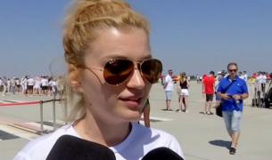Andreea, tânăra pilot de 23 de ani care a ţinut publicul cu sufletul la gură cu acrobaţiile ei. Show aviatic pe litoral, cu peste 30 de avioane şi elicoptere
