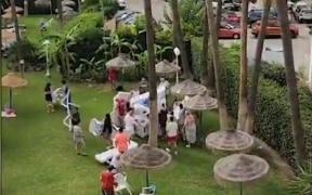 Grecii din insula Paros, obligaţi să plătească pentru şezlonguri la fel ca turiştii. Preţurile uriaşe la care se închiriază